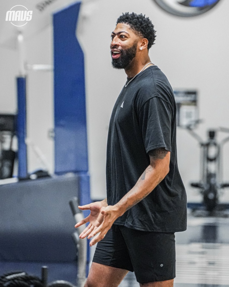 bwin官网-备战新赛季！独行侠官推晒球员训练照 浓眉领衔