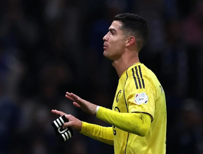 bwin-2027年退役？C罗未来突变！权威媒体报道，世界杯封神成最后目标|克里斯蒂亚诺·罗纳尔多|沙特|保罗-马尔蒂尼|利雅得胜利足球俱乐部|持股人_新浪体育_新浪新闻